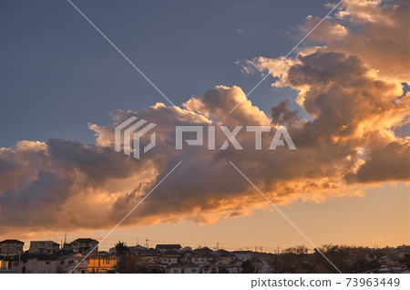 在城市的天空中的夕陽雲 73963449
