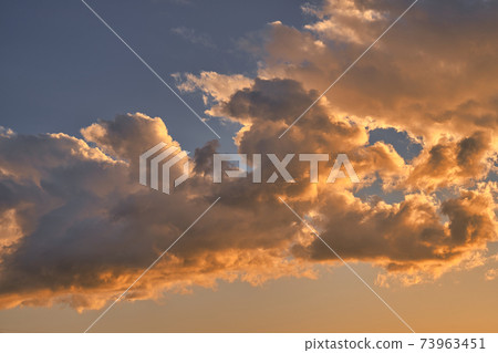 在城市的天空中的夕陽雲 73963451