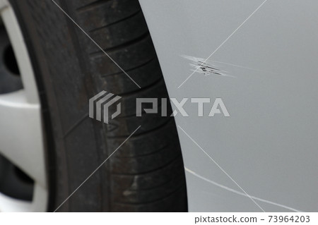 車身刮傷，儀表板變質 73964203