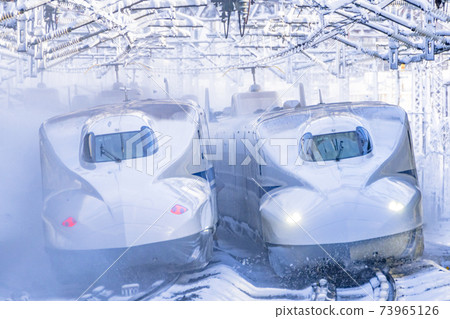 東海道新幹線冬季米原站行駛圖像 73965126
