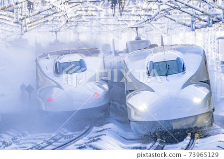 東海道新幹線冬季米原站行駛圖像 73965129