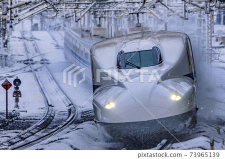 東海道新幹線冬季米原站行駛圖像 73965139