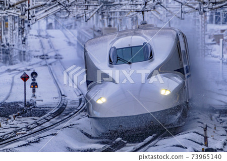 東海道新幹線冬季米原站行駛圖像 73965140