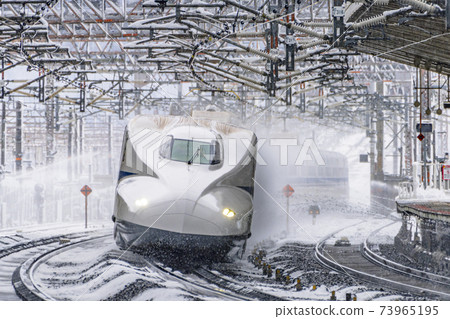 東海道新幹線冬季米原站行駛圖像 73965195