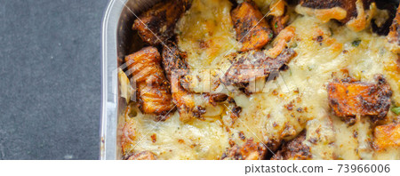 Fried potato fries coated topped with mature cheddar and Monterey Jack cheeses, jalapeno and bacon sauce, finished with mozzarella and parsley Fried potato fries coated topped with mature cheddar and Monterey Jack cheeses, jalapeno and bacon sauce, finished with mozzarella and parsley 73966006