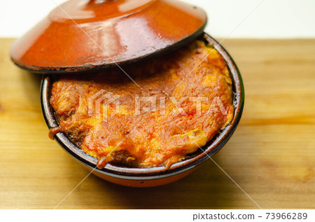 Traditional french onion gratin soup served in a ceramic bowl Traditional french onion gratin soup served in a ceramic bowl 73966289