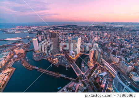 日本的橫濱都市風景俯視橫濱（日落）的都市風景。索道的碼頭已經出現 73966963