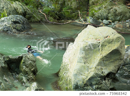 孩子們在美麗的河裡游泳 73968342