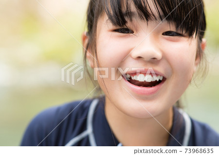 享受夏天的女孩 73968635