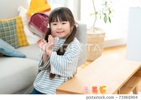 Elementary school girl receiving English education Elementary school girl receiving English education 73968904