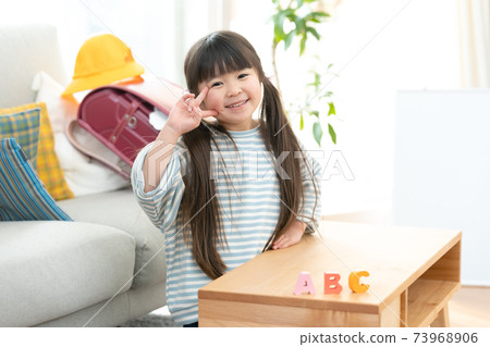 小學女孩接受英語教育 73968906