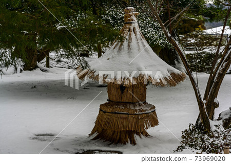 Snow scene of Kenrokuen 73969020