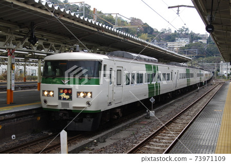 Tokaido Main Line 185 Series Limited Express Odoriko Atami Station Detachment 1 Tokaido Main Line 185 Series Limited Express Odoriko Atami Station Detachment 1 73971109