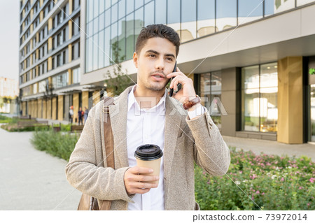 Man walking in the city 73972014