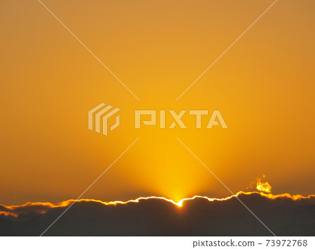 半屏山北峰碉堡上拍遠山日出 73972768