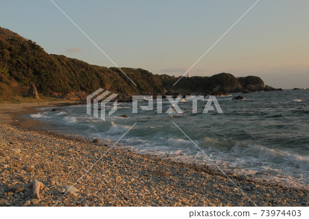 鹽之崎海岸的春天傍晚景色 鹽之崎海岸的春天傍晚景色 73974403