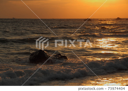 鹽之崎海岸的春天傍晚景色 鹽之崎海岸的春天傍晚景色 73974404