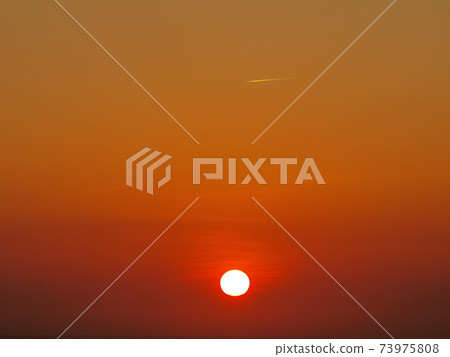 戰鬥機飛越夕陽 73975808