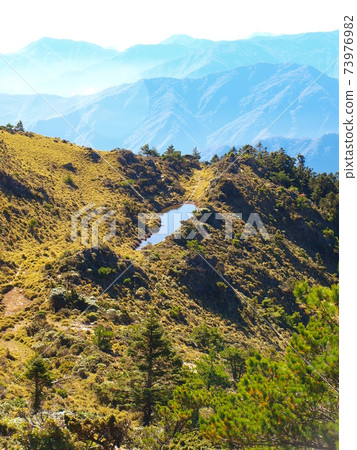 嘉明湖步道的高山水池 嘉明湖步道的高山水池 73976982