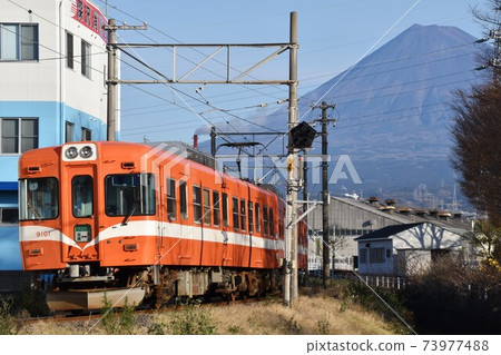 穿越冬季的單軌段的學南火車9000型 穿越冬季的單軌段的學南火車9000型 73977488