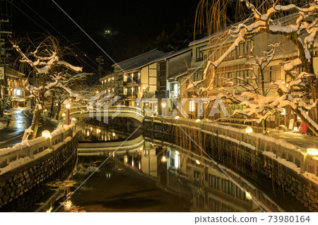 城崎溫泉夜景雪景 73980164