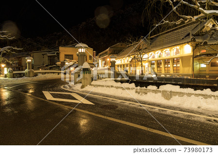 城崎溫泉夜景雪景 73980173