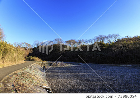 神奈川縣橫濱市戶塚區原始風景的舞岡公園的稻田(冬季版) 神奈川縣橫濱市戶塚區原始風景的舞岡公園的稻田(冬季版) 73986054
