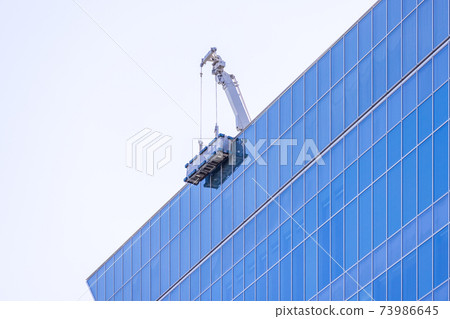 吊船用於清潔高層建築的窗戶 73986645