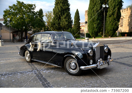 Elegant and classic black car wedding Elegant and classic black car wedding 73987200