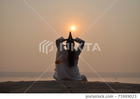 A man meditating along the Ganges in India (Varanasi) 73989023