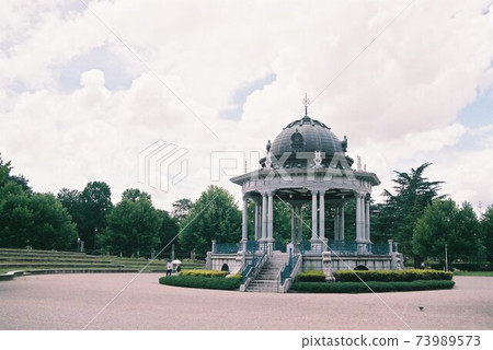 公園中心的宏偉建築 73989573