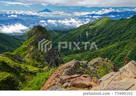 From the climb to the Yatsugatake mountain range and Akadake, the rocky peaks of Daitengu and Mt. Fuji 73990102