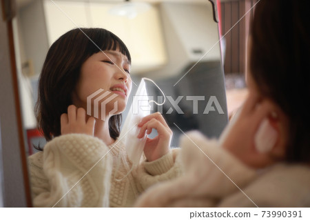 女人的皮膚變得發癢,戴著口罩 女人的皮膚變得發癢,戴著口罩 73990391