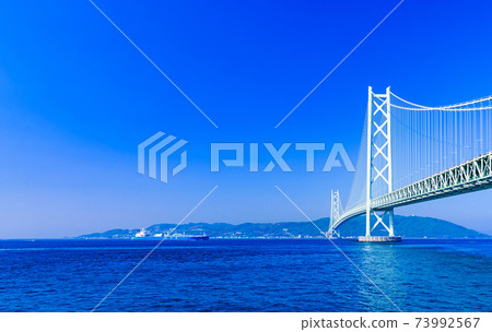 明石海峽大橋（也稱為珍珠橋）低角度 73992567