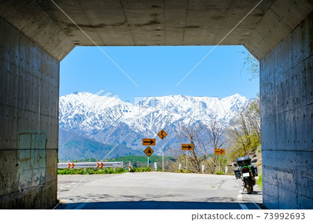 白馬村的風景（5月）：從Minekata Pass（Shirasawa Pass）欣賞北阿爾卑斯山的景色 73992693