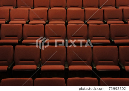 Theater seats lined up in an orderly manner 73992802