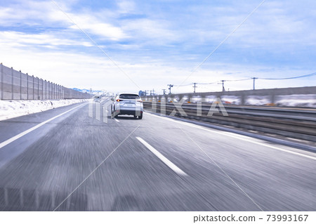 三條市附近的北陸高速公路上（高速公路）：在您面前的汽車通過轉向信號燈改變車道 73993167
