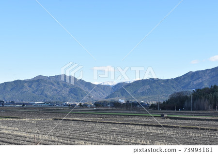 從滋賀縣彥根市看冬山 從滋賀縣彥根市看冬山 73993181