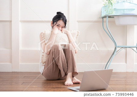 女人在房間裡害羞 女人在房間裡害羞 73993446