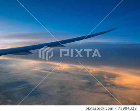 從飛機內部看到的黎明 從飛機內部看到的黎明 73994322