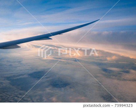 從飛機內部看到的黎明 從飛機內部看到的黎明 73994323