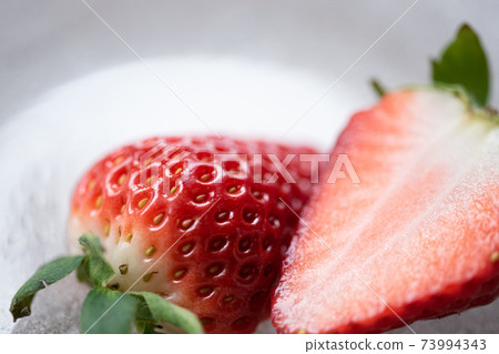 草莓在白板上切成兩半 73994343