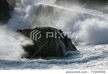 Shine on the Sea of Japan wave in winter 73994998