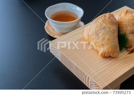 Inarizushi壽司木black黑色背景特寫材料 73995273