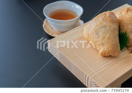 Inarizushi壽司木black黑色背景特寫材料 Inarizushi壽司木black黑色背景特寫材料 73995274