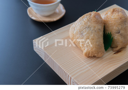 Inarizushi sushi clogs black background close-up material Inarizushi sushi clogs black background close-up material 73995279