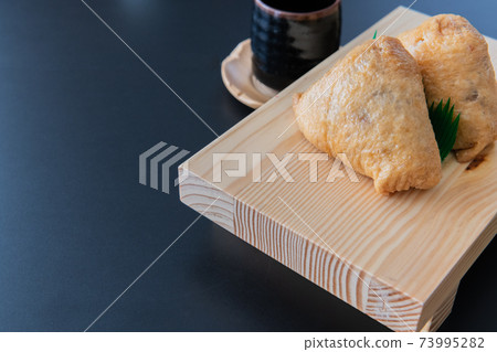 Inarizushi壽司木black黑色背景特寫材料 73995282