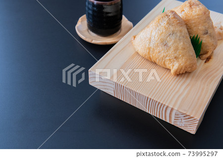 Inarizushi壽司木black黑色背景特寫材料 Inarizushi壽司木black黑色背景特寫材料 73995297