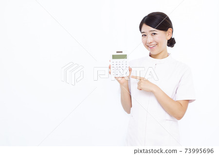 30多歲的女性美容診所工作人員 73995696