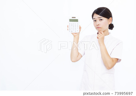 30多歲的女性美容診所工作人員 73995697